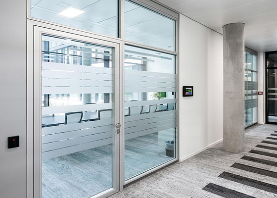 Moderne en elegante kantoorruimte met een enkele glazen muur met een akoestische wand