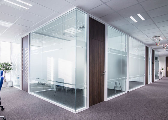 Modulaire scheidingswand voor kantoor gehard glas massief wand wit kleur frame